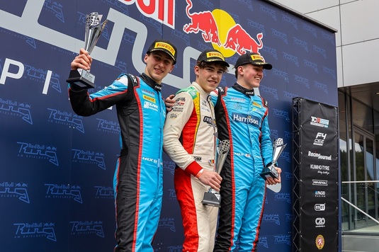 VIDEO | Luca Viişoreanu şi echipa Real Racing au obţinut prima victorie în Formula 4: "A fost o cursă incredibilă!"