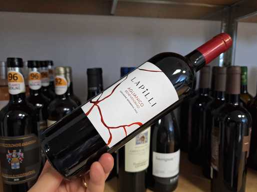 Vinul zilei: un Aglianico dens și catifelat, cu note olfactive de fructe roșii, prune coapte și lemn dulce, urmate pe palat de fructe de pădure. Excelent alături de supe, carne albă, carne roșie și brânzeturi