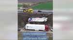 VIDEO&FOTO Operațiune spectaculoasă de ridicare a unui TIR răsturnat în Brașov