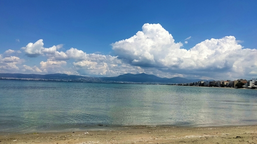 Vacanță în Grecia la două ore de-acasă la plajă de trei stele, la prețuri de București. În liniște, fără turism de masă