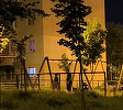 UPDATE - Imagini cu un bărbat care îşi bate soţia într-un loc de joacă din Braşov, în timp ce copilul se dă pe leagăn, publicate online / Bărbatul era băut şi nervos din cauza pierderii unor bani / El a fost reţinut - VIDEO