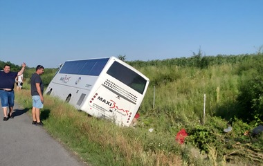 UPDATE Un autocar s-a răsturnat pe autostrada A2, în judeţul Călăraşi/ A fost activat Planul roşu de intervenţie/ La caz, trimise două elicoptere SMURD/ Mai mulţi copii răniţi şi un adult decedat/ Posibilă cauză, explozia unei anvelope FOTO/VIDEO