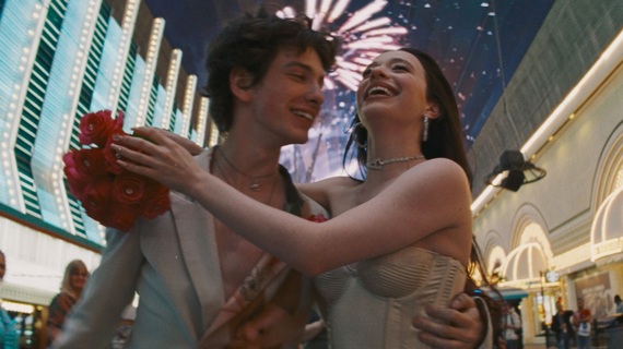Paginadeseriale. Filmul Anora, câştigător a cinci premii Oscar, este disponibil pentru vizionare pe SkyShowtime 