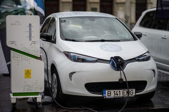 (P) Ai maşină electrică? Unde îţi încarci maşina gratis în Bucureşti. Şi de unde îţi poţi lua o staţie de încărcare la tine acasă.